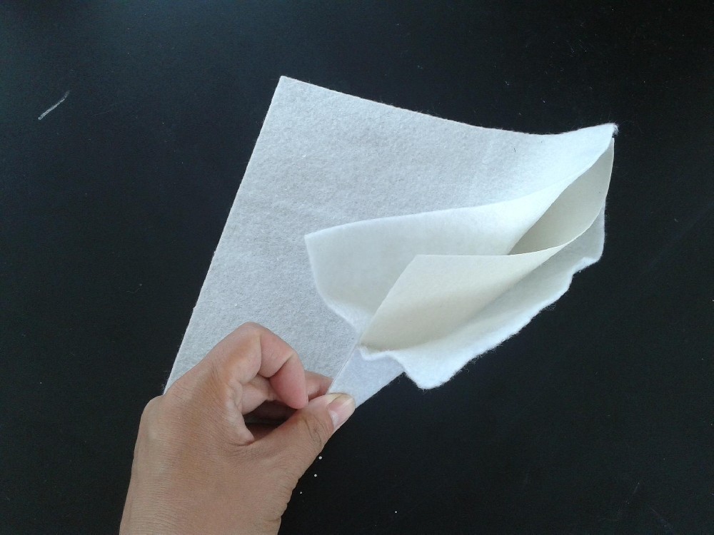 嘉海人工湖防滲復(fù)合土工膜